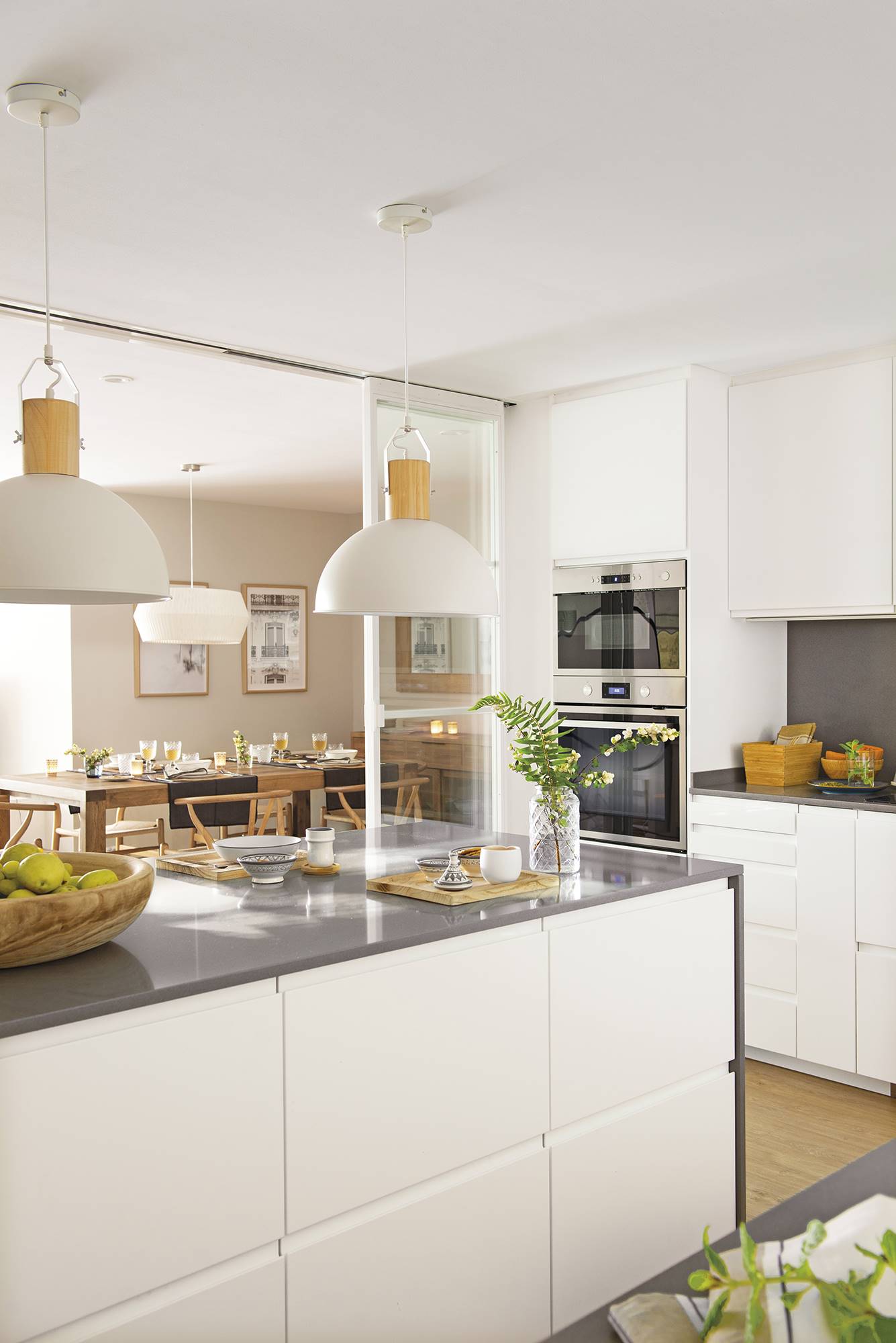 Cocina abierta con cerramiento de cristal.