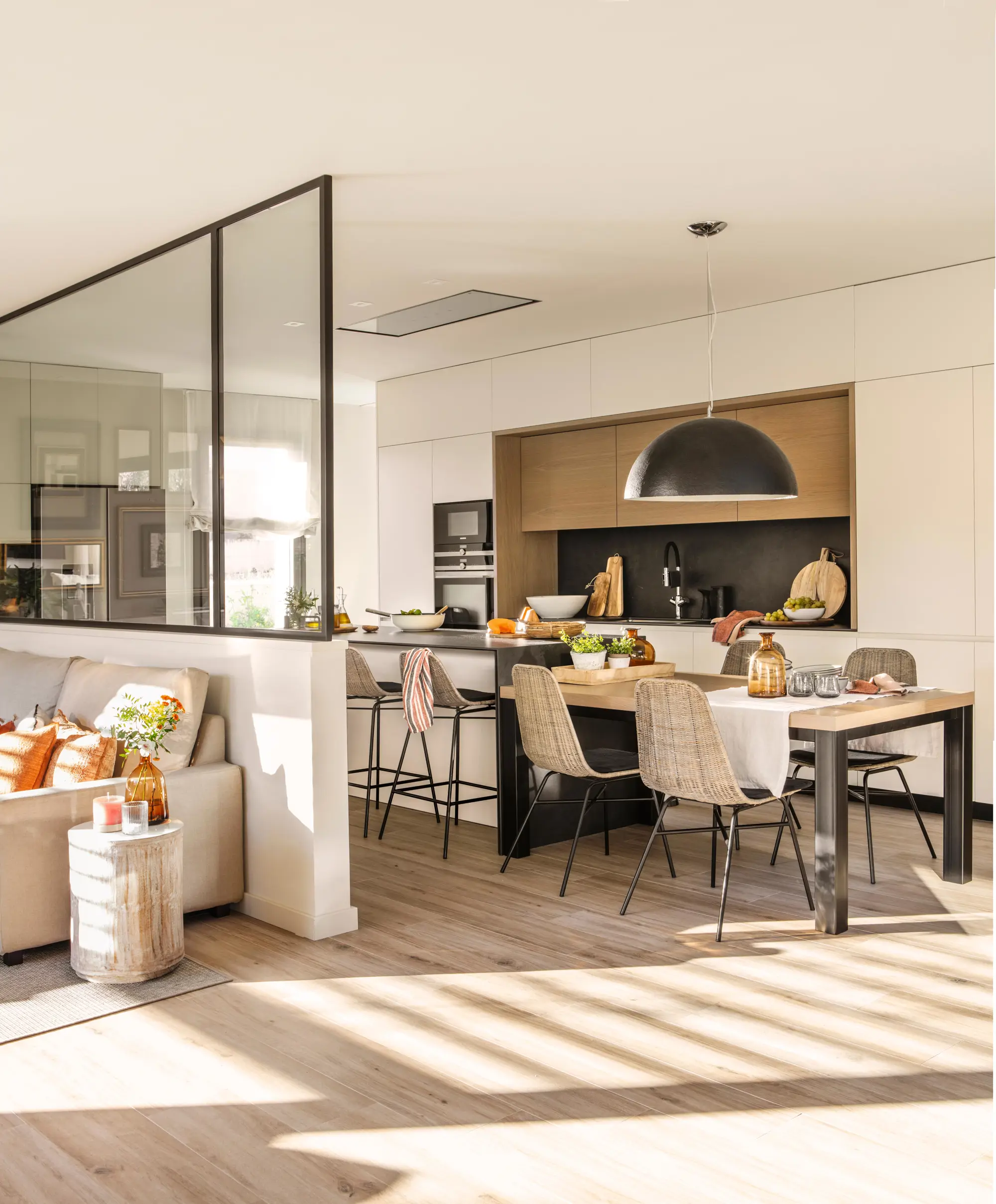 Cocina con sila y office abierta al salón