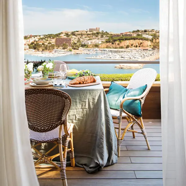 balcon-con-comedor-exterior-con-mantel-azul-00508551